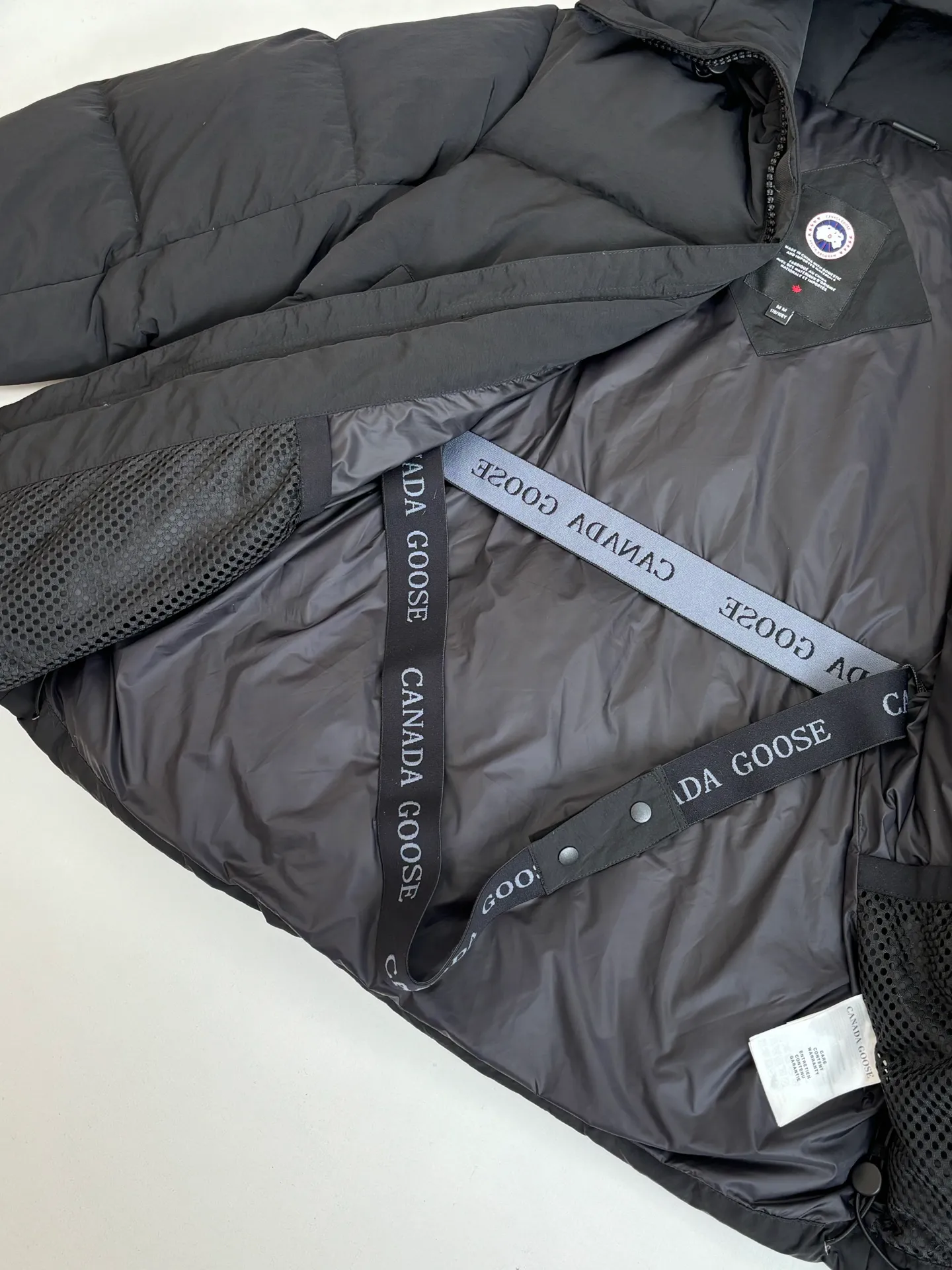 P1010 Canada Goos*/Big Goose Rubber Label Matte Down Jacket The fabric is made of high-quality protective nylon fabric, 90 national standard high-quality white duck down: selected high-fill power velvet, light and warm, with excellent temperature locking performance and good resilience. Three-dimensional quilting technology and precision thread reinforcement prevent lint from being drilled and ensure that the fluffy and resilient elasticity lasts like new.  Size：S/M/L/XL